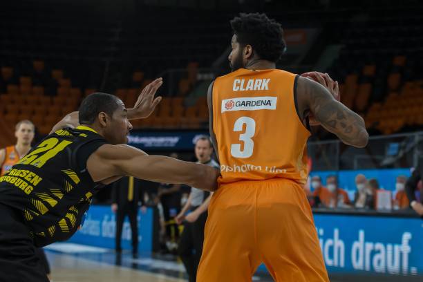 而更加积极 而更加积极